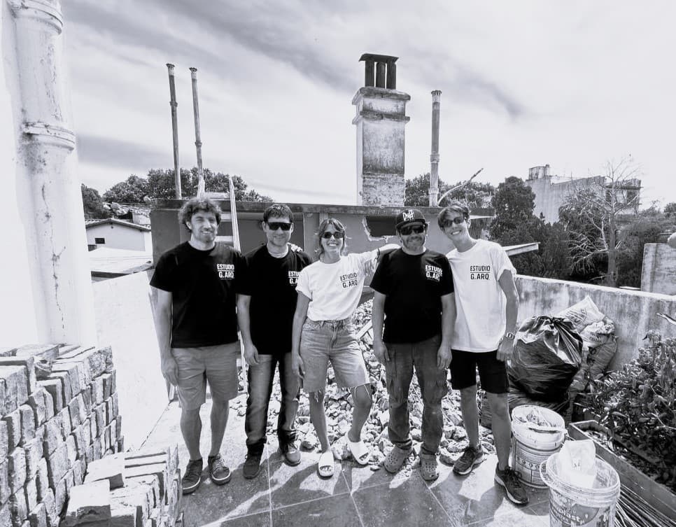 El equipo de Estudio G.Arq en una obra, con remeras de la marca