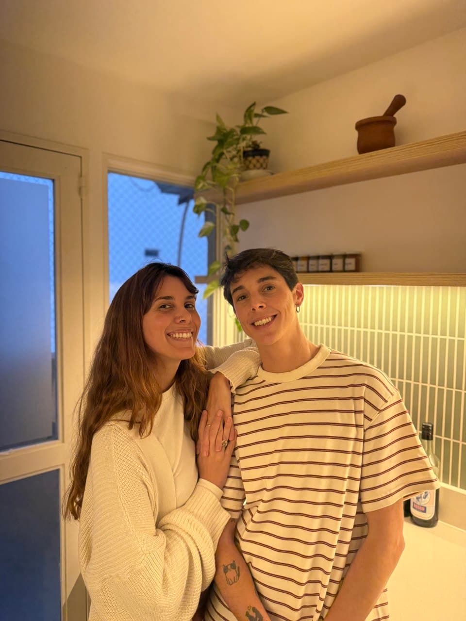 Dos personas sonriendo en la cocina de un proyecto terminado