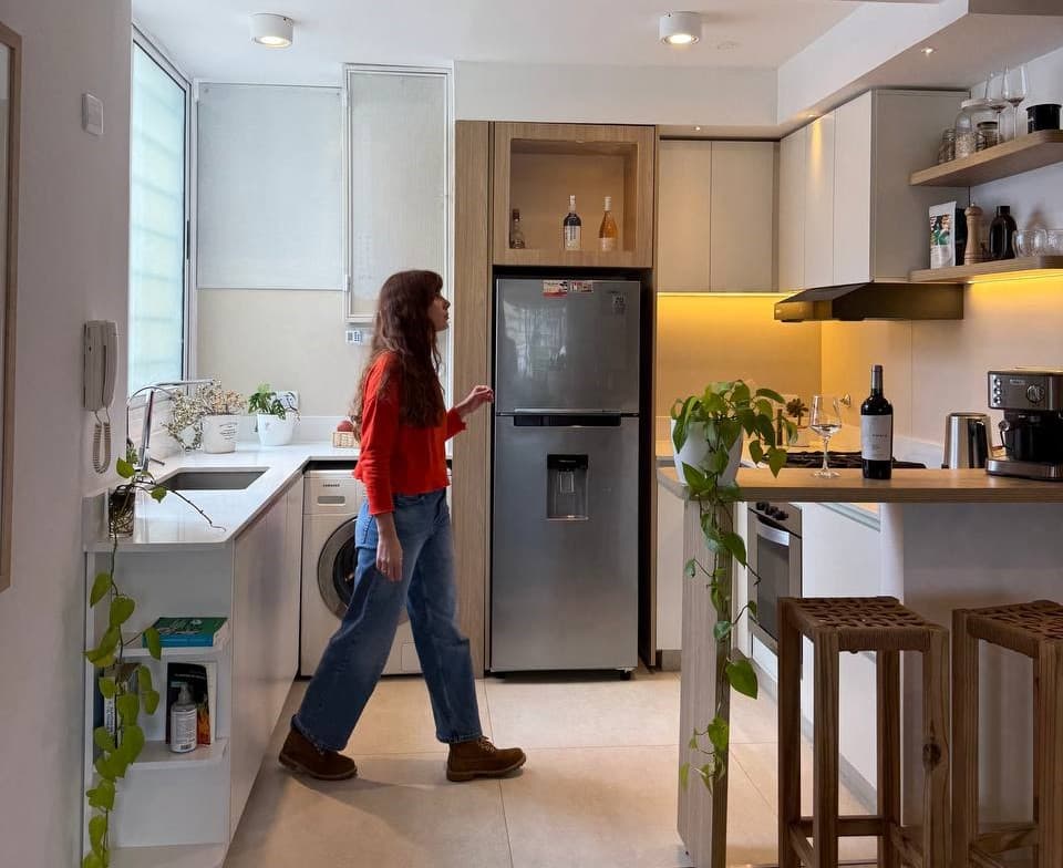 Persona caminando a la distancia en una cocina integrada del proyecto Lamarca en Devoto